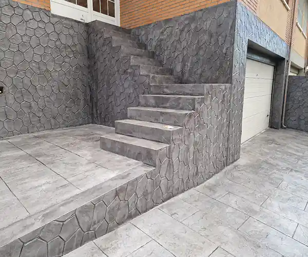 Instalación de hormigón impreso vertical