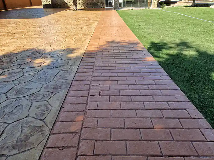 Instalación y mantenimiento hormigón impreso aceras y paseos
